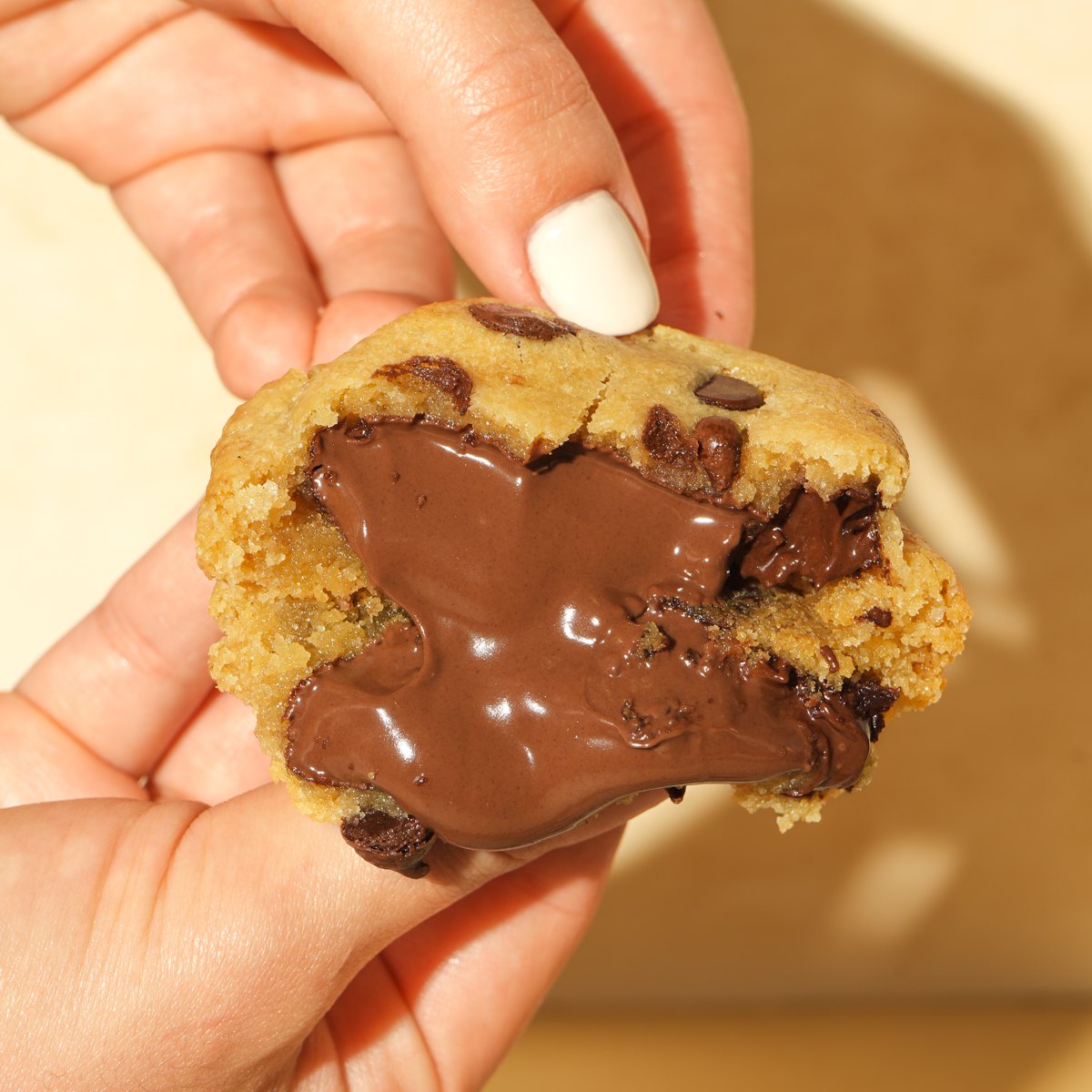 Galleta rellena de nutella partida por la mitad