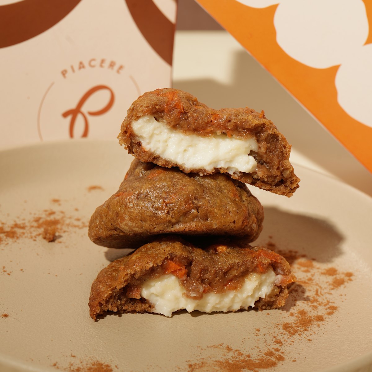 Galleta rellena de zanahoria con frosting de queso crema